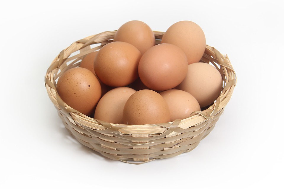 Diferenciar huevos crudos de cocidos