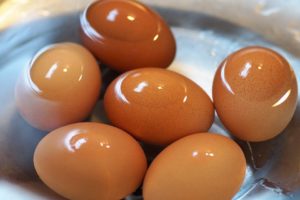 Cómo pelar un huevo duro sin que se rompa